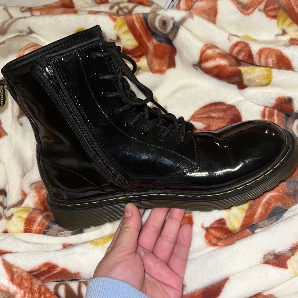 DR. MARTENS YOUTH 1460 PATENT LEATHER LACE UP BOOTS